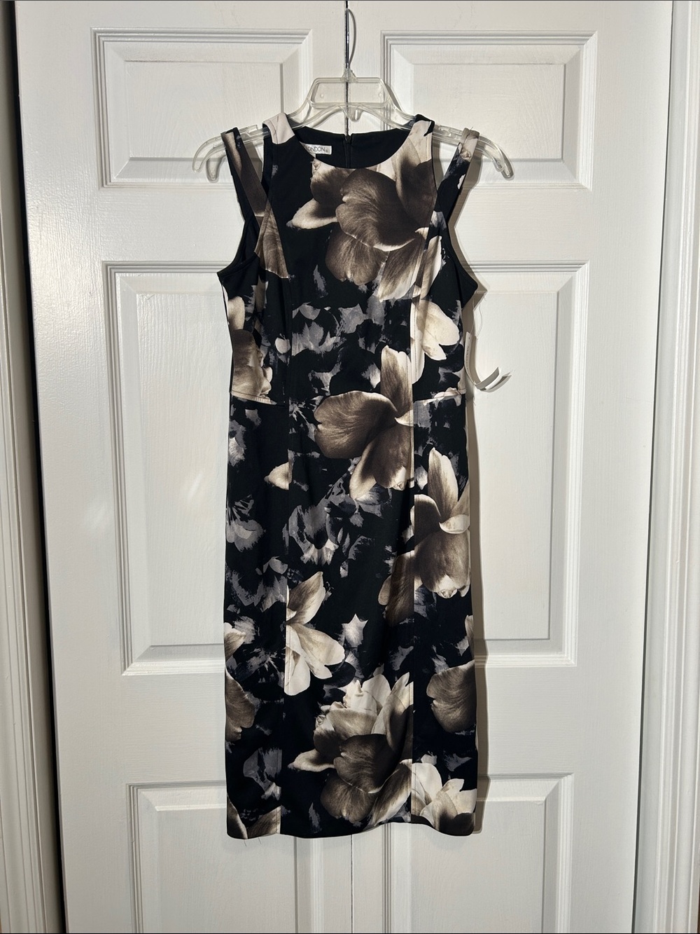 NWT Maggy London Sleeveless Floral Sheath Dress in Black and Taupe size 8